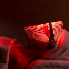 A woman used a red light therapy mask.